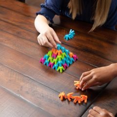 Gra strategiczna Rogami do Góry z kolorowymi plastikowymi elementami na drewnianym stole dla dzieci i dorosłych. Fat Brain Toy Co. Rogami do Góry Gra Strategiczna Corners Up