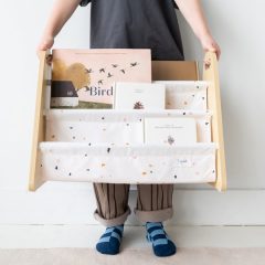 Drewniany stojak na książki dla dzieci z materiałowymi kieszeniami w kremowy wzór terrazzo przenośny do pokoju dziecięcego. 3 Sprouts Stojak na Książki dla Dzieci Przenośny Terrazzo Cream
