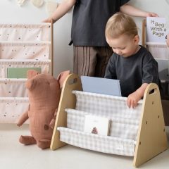 Stojak na książki dla dzieci z materiałowymi kieszeniami w beżową kratę dziecięcy organizer na książki. 3 Sprouts Stojak na Książki dla Dzieci Przenośny Gingham Beige