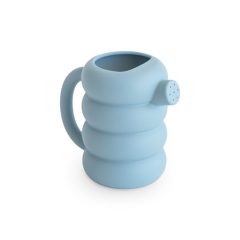 Niebieska konewka z tworzywa dla dziecka do kąpieli i piasku. Mushie Konewka dla dziecka French Blue