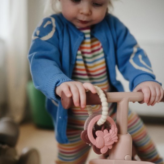 Silikonowy gryzak bransoletka z zawieszkami w kształcie wróżki dla niemowlaka. Mushie Gryzak Silikonowy Bransoletka z Zawieszkami Fairy