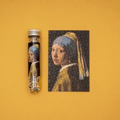 Puzzle kieszonkowe mikro menzurka z reprodukcją obrazu Dziewczyna z perłą Johannes Vermeer. Londji Puzzle mikro menzurka Johannes Vermeer Dziewczyna z Perłą