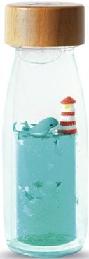 Butelka dwufazowa sensoryczna z niebieskim płynem i figurką wieloryba oraz latarni morskiej dla dziecka. Petit Boum butelka dwufazowa sensoryczna MOVE Whale Wieloryb