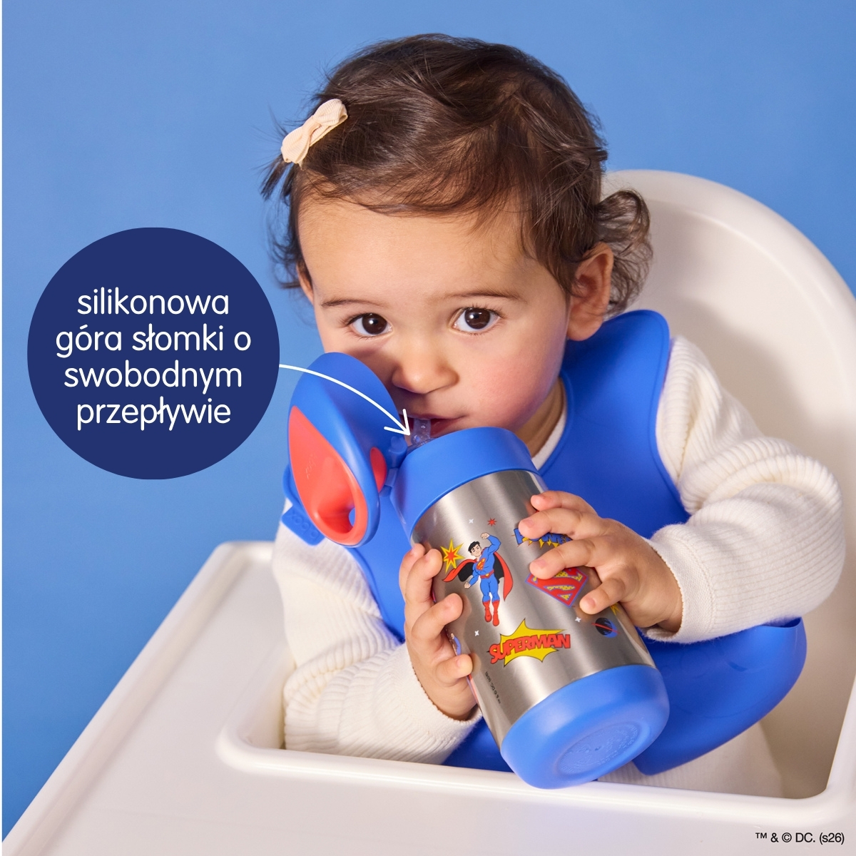 Dziecko pijące z niebieskiego bidonu termicznego z motywem Supermana z silikonową słomką. b.box Superman by Bidon termiczny 350ml