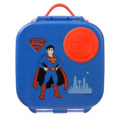 Niebieska śniadaniówka z nadrukiem Supermana i czerwonym uchwytem dla dziecka. b.box Superman by Mini lunchbox