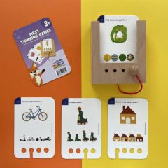 Zestaw startowy gry logicznej dla dzieci 3 plus pudełko i trzy karty edukacyjne z obrazkami roweru dinozaura i domów. Kölner Lernspiele WiemTo Zestaw Startowy dla dzieci 3+ Pudełko WiemTo i 1 Zestaw Kart