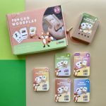 Zestaw kart edukacyjnych dla dzieci 2-3 lat z motywem zwierząt i drewnianą układanką na zielonym tle. Kölner Lernspiele WiemTo Zestaw dla dzieci 2-3 latka Pudełko WiemTo i 6 Zestawów Kart