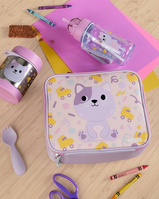 Torba termiczna na lunch z motywem kota fioletowa dla dziecka z bidonem i sztućcami na różowym tle. Skip Hop Torba Termiczna Lunch Bag Kot Besities Squad