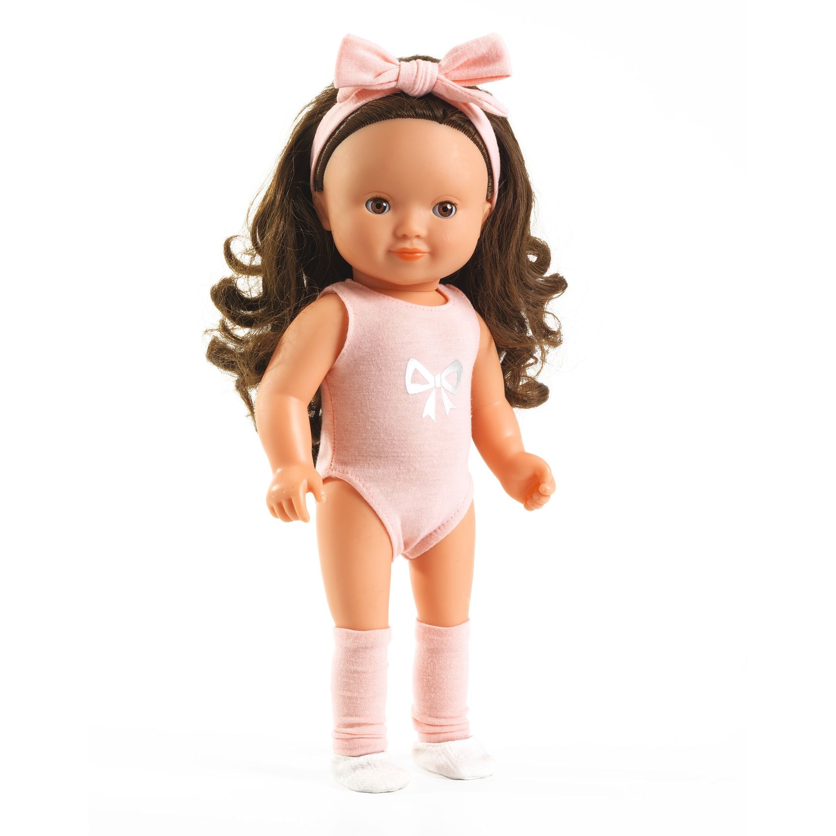 Lalka bobas z długimi brązowymi włosami w różowym body i opasce dla dziecka. Djeco Lalka Roxane 32cm KOLEKCJA LOVELY POMEA