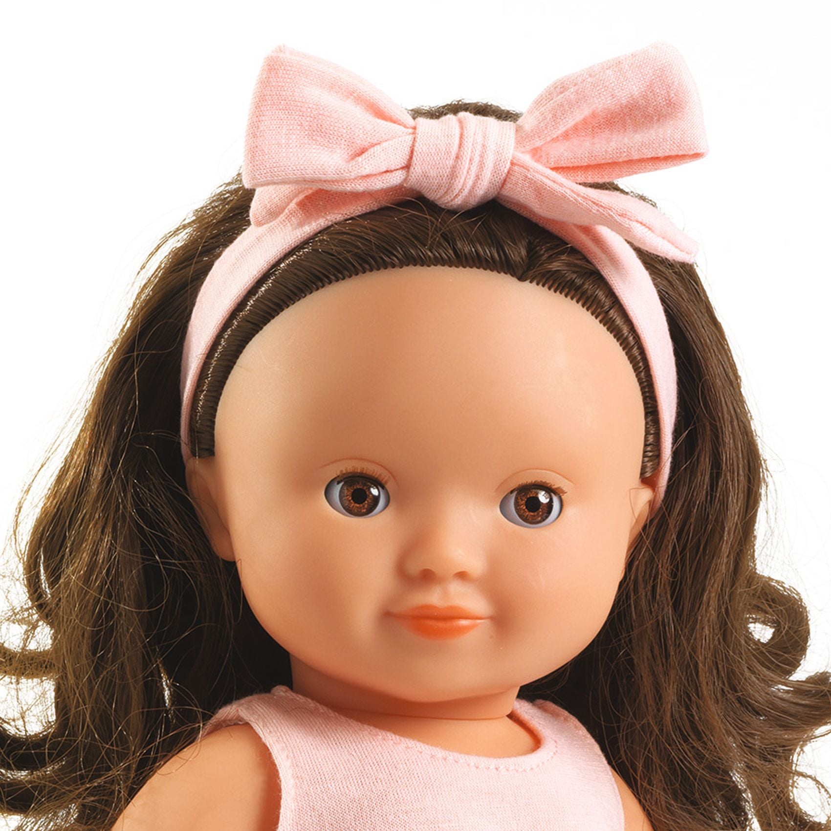 Lalka bobas z brązowymi włosami i różową opaską dla dziecka. Djeco Lalka Roxane 32cm KOLEKCJA LOVELY POMEA