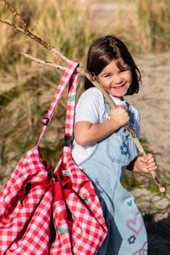 Czerwony worek na zabawki w kratę z paskiem na ramię dla dziecka na zewnątrz. Play&Go NOOMAD OUTDOOR Worek na Zabawki i Mata do Zabawy 2w1 Picn