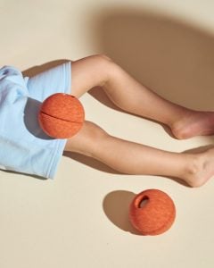 Zestaw 3 piłek piankowych w kolorze spalona pomarańcza i przygaszona zieleń dla dziecka. MODU Foam Balls zestaw 3 piłek piankowych burnt orange / dusty green