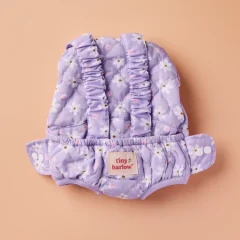 Fioletowe nosidełko dla lalki w kwiatowy wzór z marszczeniami. Tiny Harlow Tiny Halow nosidełko dla lalki Lilac Daisy