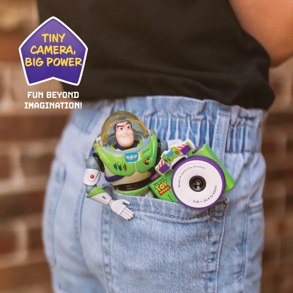 Mini aparat fotograficzny dla dzieci w kształcie postaci Buzza Astrala z Toy Story zielono-biały w kieszeni jeansów. Kiimento Aparat Mini dla Dzieci Buzz Astral z Toy Story