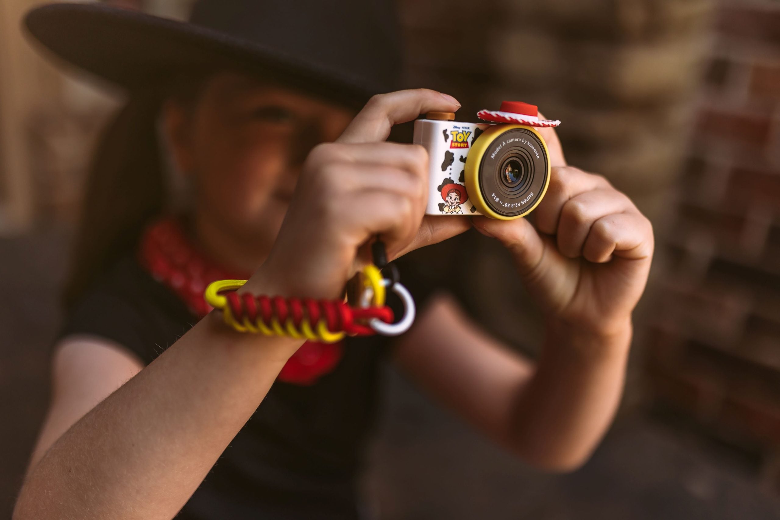 Dziecięcy aparat fotograficzny w kolorze żółtym z motywem kowbojki Jessie z Toy Story. Kiimento Aparat Mini dla Dzieci Kowbojka Jessie z Toy Story