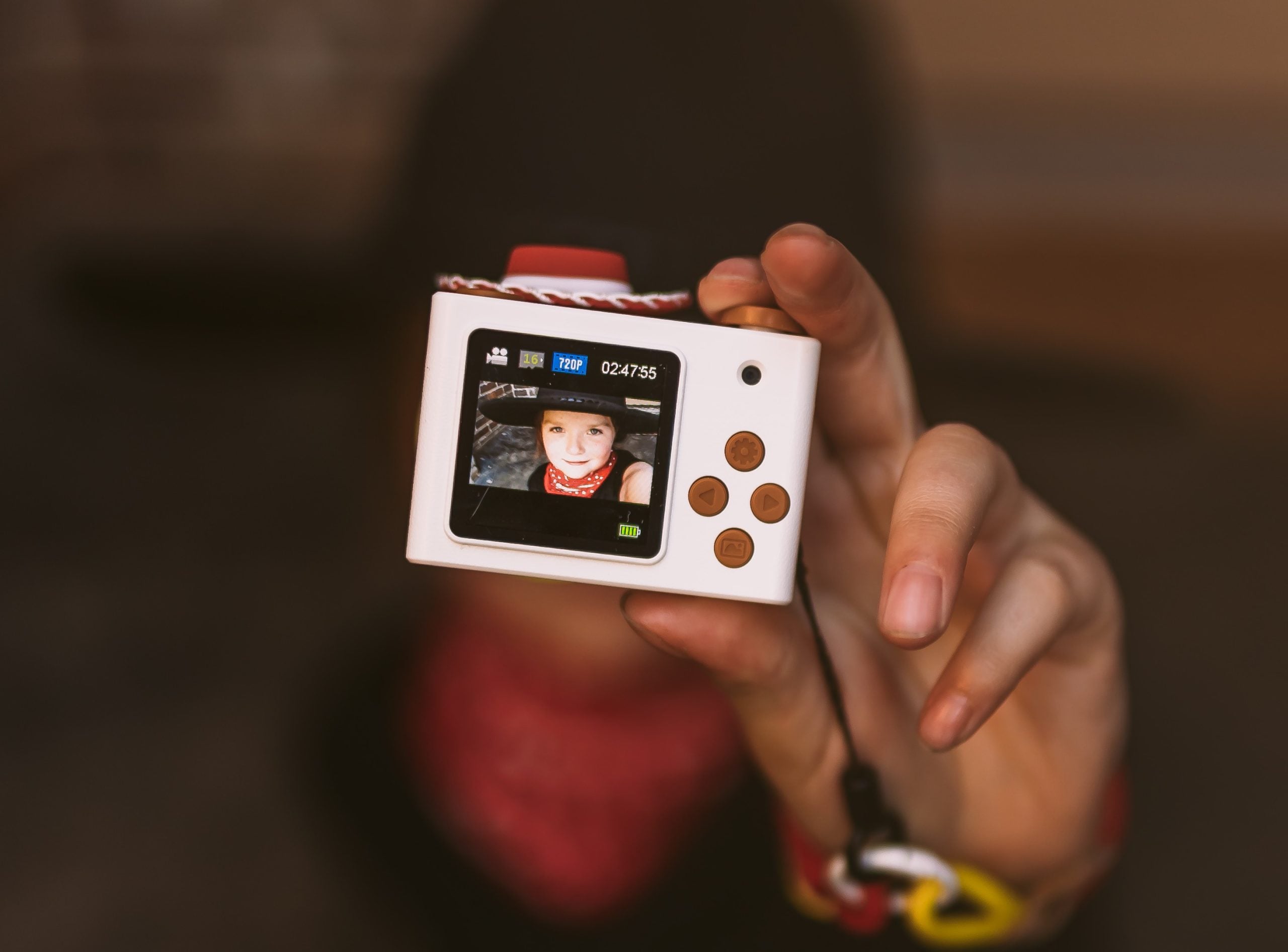 Biały mini aparat fotograficzny dla dzieci z kolorowym ekranem i przyciskami na przednim panelu. Kiimento Aparat Mini dla Dzieci Kowbojka Jessie z Toy Story