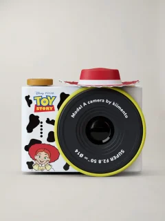 Mini aparat fotograficzny dla dzieci w białej obudowie z motywem kowbojki Jessie z Toy Story i czerwonym elementem na górze. Kiimento Aparat Mini dla Dzieci Kowbojka Jessie z Toy Story