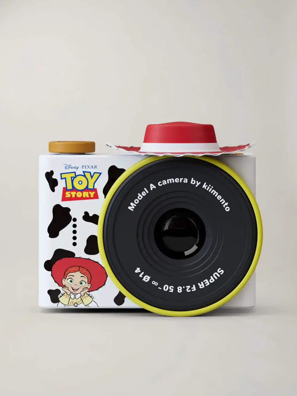 Mini aparat fotograficzny dla dzieci w białej obudowie z motywem kowbojki Jessie z Toy Story i czerwonym elementem na górze. Kiimento Aparat Mini dla Dzieci Kowbojka Jessie z Toy Story
