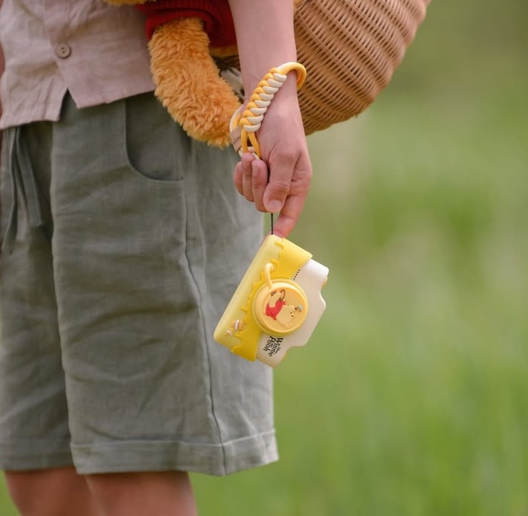 Żółty aparat fotograficzny dla dzieci z dotykowym ekranem z motywem Kubusia Puchatka Disney na pasku na rękę. Kiimento Aparat dla Dzieci z Dotykowym Ekranem Kubuś Puchatek Disney