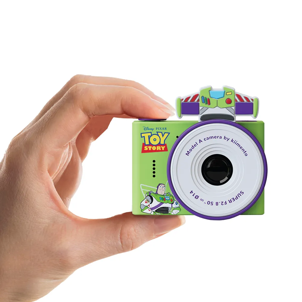 Zielony aparat fotograficzny dla dzieci z motywem Buzz Astral z Toy Story trzymany w dłoni. Kiimento Aparat Mini dla Dzieci Buzz Astral z Toy Story