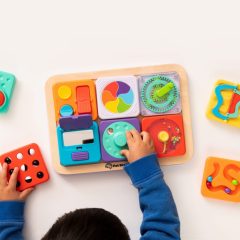 Drewniana tablica edukacyjna z różnymi elementami do manipulacji kolorowa zabawka zręcznościowa dla dziecka. Fat Brain Toy Co. Tablica PlayTab