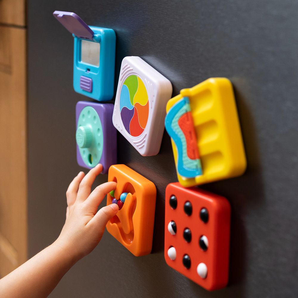 Zestaw sensorycznych kwadratów do zabawy na ścianę z różnymi fakturami i elementami do dotykania dla dzieci. Fat Brain Toy Co. PlayTab Sensoryczne Kwadraty Zestaw 3 ze Zgarniaczem Kuleczek