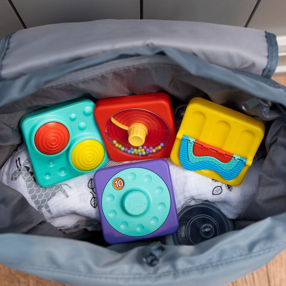 Zestaw sensorycznych kwadratów w różnych kolorach z elementami do przesuwania i zgarniaczem kuleczek dla dzieci. Fat Brain Toy Co. PlayTab Sensoryczne Kwadraty Zestaw 3 ze Zgarniaczem Kuleczek