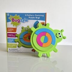 Kolorowa łamigłówka w kształcie żuczka z ruchomymi elementami do dopasowywania wzorów dla dzieci. Fat Brain Toy Co. Łamigłówka Żuczek Bugzzle