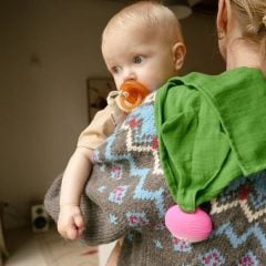 Przytulanka z gryzakiem w kształcie rzodkiewki różowa dla niemowlaka. Oli & Carol Przytulanka z Gryzakiem Big Doudou Rzodkiewka Ramona