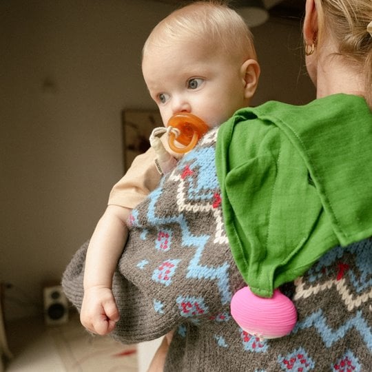 Przytulanka z gryzakiem w kształcie rzodkiewki różowa dla niemowlaka. Oli & Carol Przytulanka z Gryzakiem Big Doudou Rzodkiewka Ramona