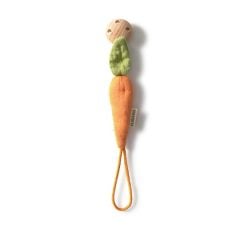 Zawieszka do smoczka w kształcie marchewki z zielonym liściem i drewnianą kulką dla niemowlaka. Oli & Carol Zawieszka do Smoczka Marchewka Cathy the Carrot