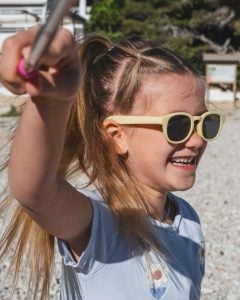 Żółte okulary przeciwsłoneczne dla dziecka w wieku 3-9 lat dziewczynka na zewnątrz w słoneczny dzień. OKKY Okulary przeciwsłoneczne yellow 3-9 lat