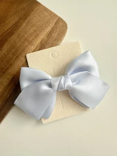 Duża spinka do włosów kokarda w jasnoniebieskim kolorze dla dziecka. Fig&Pear Duża spinka kokarda Baby Blue