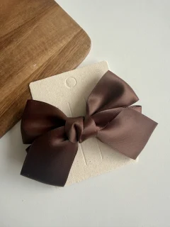 Duża spinka do włosów w kształcie kokardy w kolorze czekoladowobrązowym. Fig&Pear Duża spinka kokarda Chocolate Brown