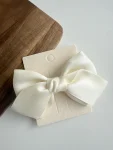 Duża spinka do włosów w kształcie kokardy w kolorze perłowej bieli dla kobiet. Fig&Pear Duża spinka kokarda Pearl White