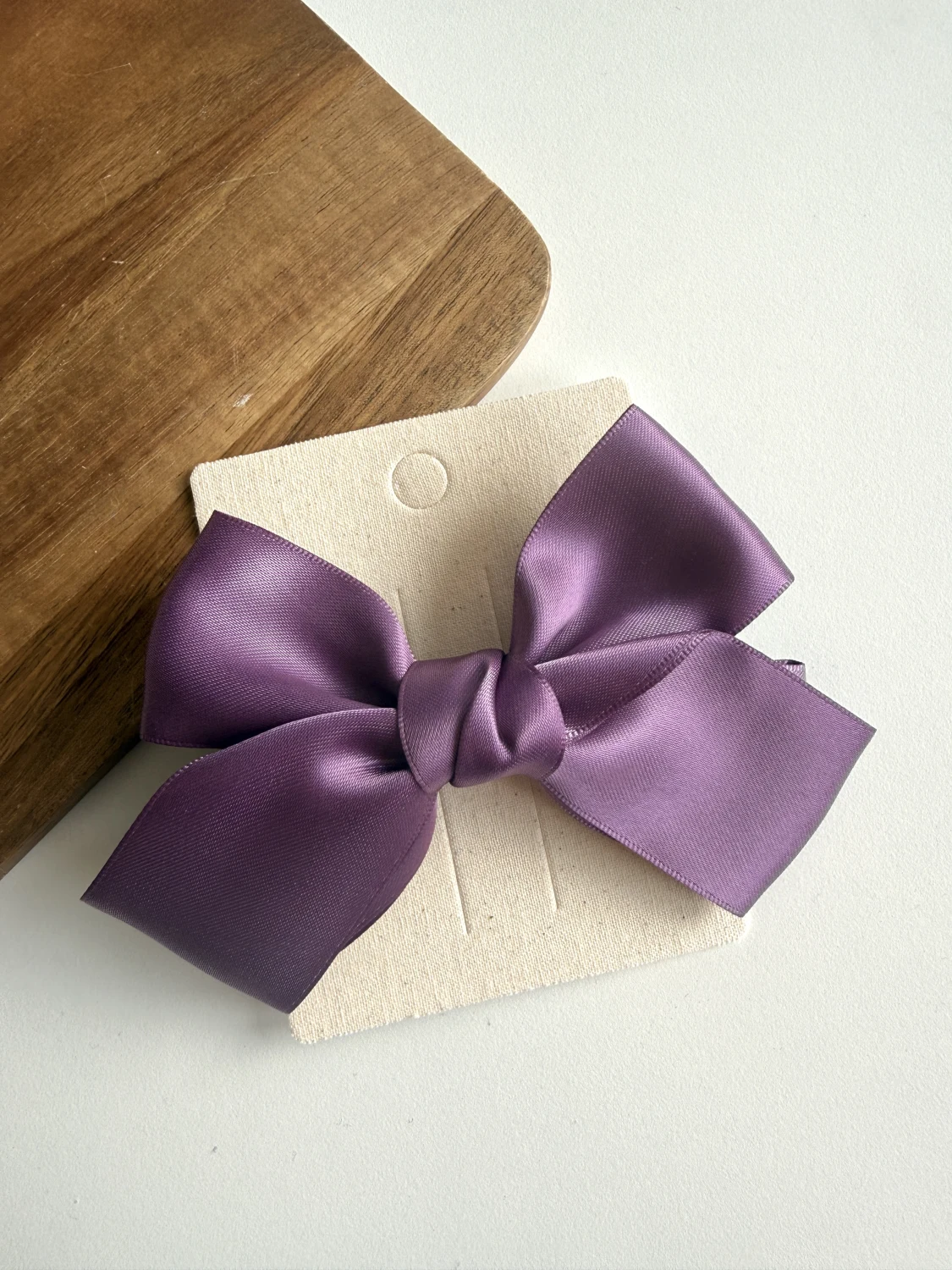 Duża spinka do włosów kokarda fioletowa z satyny. Fig&Pear Duża spinka kokarda Purple