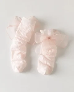 Jasnoróżowe podkolanówki z dużą tiulową kokardą dla dziecka. Fig&Pear Jasnoróżowe podkolanówki z dużą kokardą Baby Pink