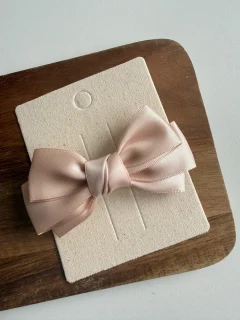 Spinka do włosów dziewczęca kokardka w kolorze nude pink na jasnym tle. Fig&Pear Spinka dziewczęca kokardka Nude Pink