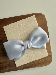 Spinka do włosów kokardka w jasnoniebieskim kolorze dla dziecka. Fig&Pear Spinka kokardka Baby Blue