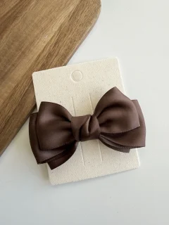 Spinka do włosów kokarda w kolorze czekoladowym dla dziewczynki. Fig&Pear Spinka kokarda dziewczęca Chocolate Brown