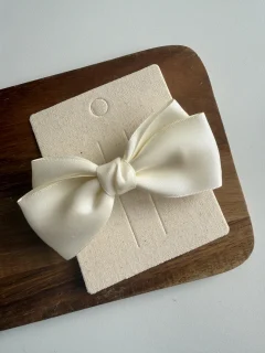 Spinka do włosów kokardka w kolorze perłowej bieli dla dziewczynki. Fig&Pear Spinka kokardka Pearl White