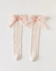 Białe podkolanówki dziecięce z tiulowymi różowymi kokardami. Fig&Pear Skarpetki z tiulowymi kokardami Baby Pink