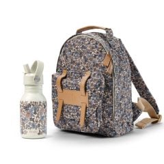 Plecak dziecięcy w kwiatowy wzór z butelką na wodę w jasnym kolorze. Elodie Details Plecak BackPack MINI Blue Garden +Butelka na wodę Blue Garden ZESTAW