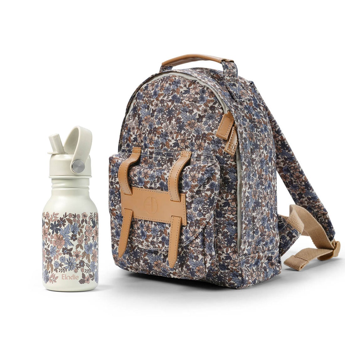 Plecak dziecięcy w kwiatowy wzór z butelką na wodę w jasnym kolorze. Elodie Details Plecak BackPack MINI Blue Garden +Butelka na wodę Blue Garden ZESTAW
