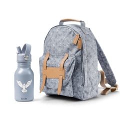 Szary plecak dziecięcy z beżowymi detalami i butelka na wodę w kolorze jasnoniebieskim z motywem ptaka. Elodie Details Plecak BackPack MINI Free Bird +Butelka na wodę Free Bird ZESTAW