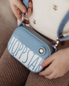 Niebieski aparat dla dzieci w etui z nadrukiem Hoppstar na pasku. Hoppstar Artist Denim Zestaw aparat dla dzieci i torba na aparat