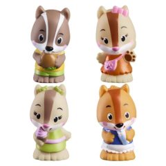 Cztery figurki wiewiórek w pastelowych ubrankach z kokardkami i kwiatkiem. Vulli Klorofil Rodzina Wiewiórek Nutnut