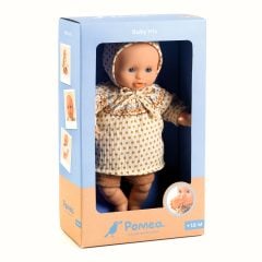 Lalka dla dziecka z jasną skórą i niebieskimi oczami w beżowej sukience w kropki i czapeczce. Djeco Lalka BABY IRIS 32cm KOLEKCJA POMEA