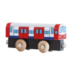 Drewniany samochodzik w kształcie wagonu z czerwonymi drzwiami i oknami oraz drewnianymi kołami. Le Toy Van Samochodzik Tim