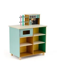 Drewniana zabawkowa kawiarnia dla dzieci w kolorze miętowym z półkami i ladą. KID’S CONCEPT kawiarnia